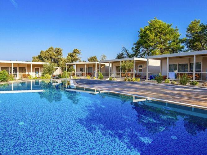 Mobile Home Mediteran Superior By The Pool In Caravan Park Strasko, Novalja Dış mekan fotoğraf