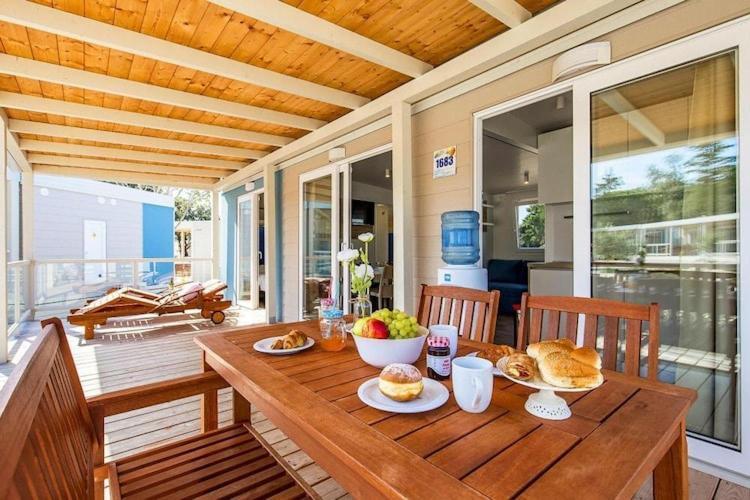 Mobile Home Mediteran Superior By The Pool In Caravan Park Strasko, Novalja Dış mekan fotoğraf